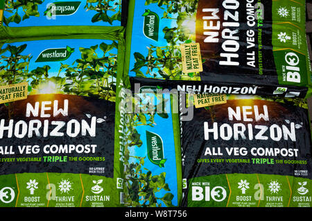 Ein Stapel von Taschen von Westland New Horizon Alle veg Kompost natürlich Torf frei zum Verkauf in einem Gartencenter Stockfoto