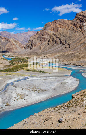 Himalayan Mountain Landschaft entlang Leh nach Manali Highway in Indien. Blue River und die majestätischen Rocky Mountains im indischen Himalaya Ladakh, Jammu und Kash Stockfoto