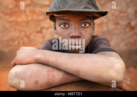 Junge Schlagzeuger in einer traditionellen Zeremonie in einem abgelegenen Dorf in der Nähe von ntchisi. Malawi ist eines der ärmsten Länder der Welt. Stockfoto