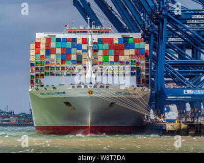 OOCL United Kingdom Vessel dockte am Felixstowe Port an, um Container zu laden und zu entladen. OOCL ist eine in Hongkong ansässige Schiffahrtsgesellschaft. Stockfoto