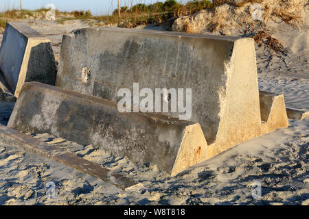 Konkrete Bausteine verwendet einen wellenbrecher am südlichen Ende von Tybee Island Georgia zu bilden, am Strand abgelegt. Stockfoto