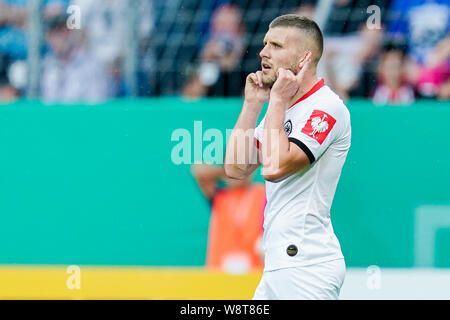 Mannheim, Deutschland. 11 Aug, 2019. Fussball: DFB-Pokal, SV Waldhof Mannheim - Eintracht Frankfurt, Runde 1, in der Carl-Benz-Stadion. Frankfurter Torschütze Ante Rebic Jubel über das Tor zum 3:5. Foto: Uwe Anspach/dpa - WICHTIGER HINWEIS: In Übereinstimmung mit den Anforderungen der DFL Deutsche Fußball Liga oder der DFB Deutscher Fußball-Bund ist es untersagt, zu verwenden oder verwendet Fotos im Stadion und/oder das Spiel in Form von Bildern und/oder Videos - wie Foto Sequenzen getroffen haben./dpa/Alamy leben Nachrichten Stockfoto