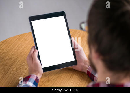 Mann, schwarz digital tablet device mit weißen leeren Bildschirm - mockup Bild Stockfoto
