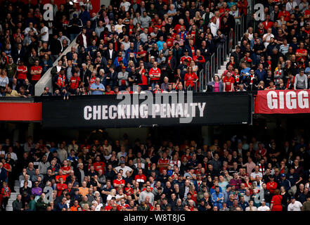 VAR (Video Schiedsrichterassistenten) Anzeige für die Fans auf einen Anzeiger über die Überprüfung der Entscheidung einer Strafe in der Premier League Spiel im Old Trafford, Manchester. Stockfoto