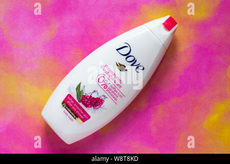 Flasche Taube Granatapfel & Eisenkraut Duft Body Wash Duschgel befeuchtende Creme mit 0% Sulfat SLES Parabene Phthalate auf Rosa gemusterten Hintergrund. Stockfoto