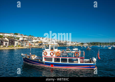 Die Falmouth nach St Mawes Fähre auf dem Fluss Fal Estuary mit Falmouth nach hinten. Cornwall, England, Großbritannien. Stockfoto