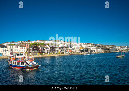 Die Falmouth nach St Mawes Fähre auf dem Fluss Fal Estuary mit Falmouth nach hinten. Cornwall, England, Großbritannien. Stockfoto