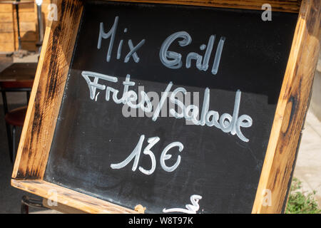Blackboard Schwarzes Brett mit Nahrungsmitteln Mix grill Stockfoto