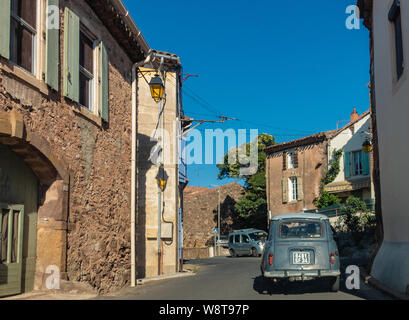 Classic Renault 4 TL Auto fahren auf eine Französische Straße Stockfoto