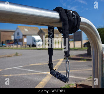 Eine Kombination stil Fahrradschloss links auf einem Fahrradträger Stockfoto