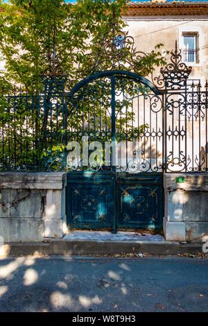 Antike großen metallischen Gates in French House Stockfoto