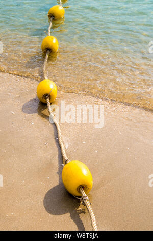 Schwimmende Boje und Seil Division der Bereich am Strand Stockfoto