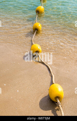Schwimmende Boje und Seil Division der Bereich am Strand Stockfoto