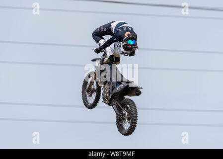 Scott's Mai waghalsigen Stunt Show tourt seit fast 30 Jahren. Die Show besteht aus Stunts und Sprünge von einer Vielzahl von Fahrzeugen, einschließlich Motorrad springt durchgeführt Stockfoto