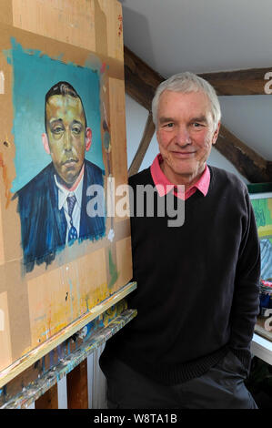 Artist Nick Holmes in seinem Studio in Pembridge. Stockfoto