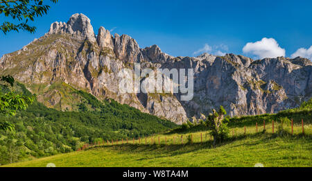 Südliche Wand auf den Berg Macizo Zentrale (den Berg Macizo Los Urrieles) über Fuente De, Picos de Europa, Kantabrien, Spanien Stockfoto