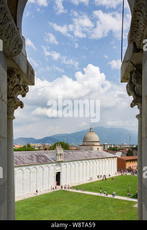 Pisa, Italien - 19 August 2016: Il Camposanto (Friedhof), auch als Camposanto Monumentale oder Camposanto alte aus dem baptisterium gesehen bekannt Stockfoto