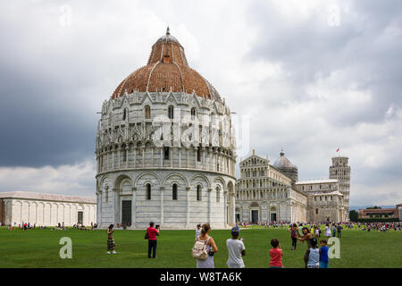 Pisa, Italien - 19 August 2016: Panoramablick auf der Piazza dei Miracoli (auch als Piazza del Duomo) von Pisa, im Vordergrund das Baptisterium sofortige Stockfoto