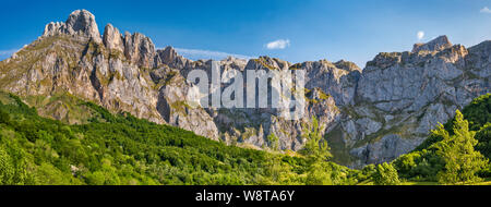 Südliche Wand auf den Berg Macizo Zentrale (den Berg Macizo Los Urrieles) über Fuente De, Picos de Europa, Kantabrien, Spanien Stockfoto