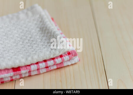 Stapel Handtücher auf hellen Hintergrund Stockfoto