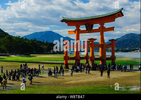 Gruppe von Menschen umgebenden iconic Vermilion großen Torii auf Miyajimas Itsukushima-jinja bei Wassermangel, Japan, November 2018 Stockfoto