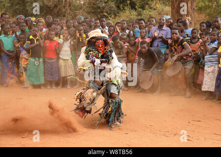 Traditionelle Nyau Tänzer mit Gesichtsmaske an einem Gule Wamkulu Zeremonie in abgelegenen Dorf in der Nähe von ntchisi. Malawi ist eines der ärmsten Länder der Welt. Stockfoto