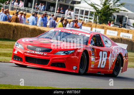 2012 Euro-NASCAR Toyota Camry RC-01 mit Treiber Todd Gilliland am 2019 Goodwood Festival der Geschwindigkeit, Sussex, UK. Stockfoto