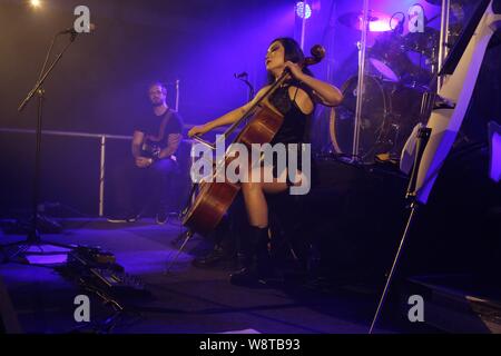 Tina Guo (Chinesisch: 郭婷娜) (28. Oktober 1985 in Shanghai, China geboren) ist ein chinesisch-amerikanische Cellistin und erhuist aus Shanghai. Sie hat international multi-faceted Leistung und Karriere als Cellist, Cellist und Komponist erhuist für Ihren unverwechselbaren Sound entwickelt, Videos, dass Ihr showcase Talent gegen theatralischen Kulissen und aufwendige Kostüme, Meisterschaft in einer Vielzahl von Genres und improvisatorischen Stil in Major motion picture, Fernsehen, und Spielstände. Tina Guo Spiel auf Konzert Roundhouse 2018, London, England, Großbritannien Stockfoto