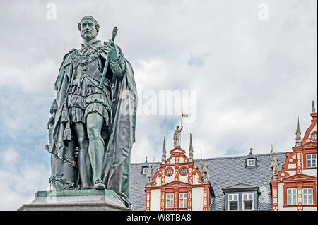 Coburg (Franken, Deutschland): Marktplatz mit Denkmal für Prinz Albert, Stadthaus im Hintergrund; der Marktplatz in Coburg mit Prinz Albert Memorial in Stockfoto