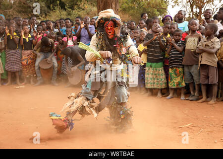 Traditionelle Nyau Tänzer mit Gesichtsmaske an einem Gule Wamkulu Zeremonie in abgelegenen Dorf in der Nähe von ntchisi. Malawi ist eines der ärmsten Länder der Welt. Stockfoto