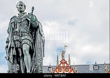 Coburg (Franken, Deutschland): Marktplatz mit Denkmal für Prinz Albert, Stadthaus im Hintergrund; der Marktplatz in Coburg mit Prinz Albert Memorial in Stockfoto