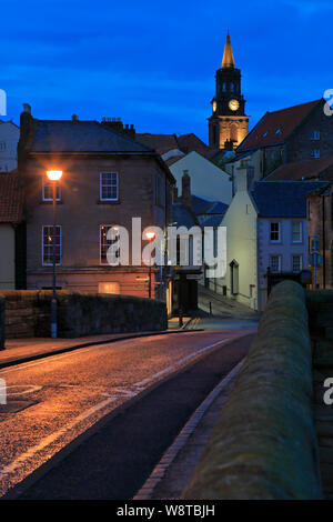 Am frühen Abend auf der Alten Brücke in Richtung Brücke Ende und die Town Hall Clock Tower, Berwick upon Tweed, Northumberland, England, UK. Stockfoto