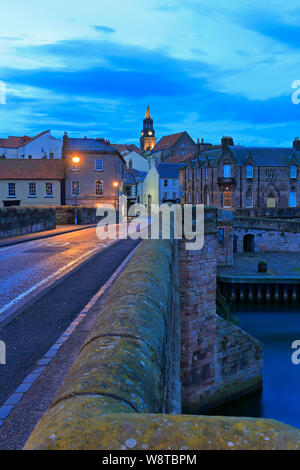 Am frühen Abend auf der Alten Brücke in Richtung Brücke Ende und die Town Hall Clock Tower, Berwick upon Tweed, Northumberland, England, UK. Stockfoto