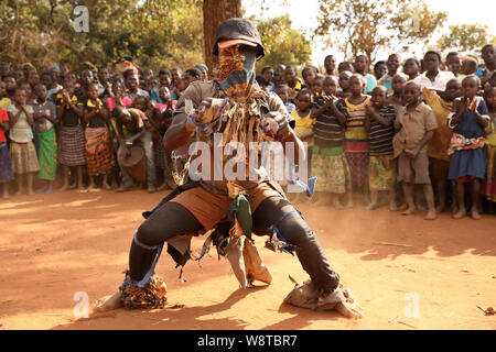 Traditionelle Nyau Tänzer mit Gesichtsmaske an einem Gule Wamkulu Zeremonie in abgelegenen Dorf in der Nähe von ntchisi. Malawi ist eines der ärmsten Länder der Welt. Stockfoto