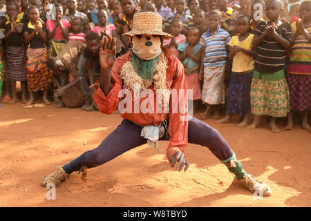 Traditionelle Nyau Tänzer mit Gesichtsmaske an einem Gule Wamkulu Zeremonie in abgelegenen Dorf in der Nähe von ntchisi. Malawi ist eines der ärmsten Länder der Welt. Stockfoto