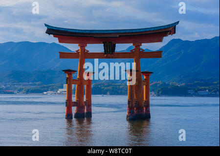 Iconic Blick auf die vermilion Torii von Miyajima Inseln Shinto Schrein Itsukushima-jinja in das Wasser des Pazifik, Japan, November 2018 Stockfoto