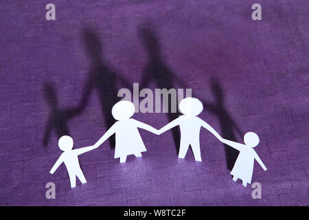 Erhöhte Ansicht der Familie Papierkette Stockfoto