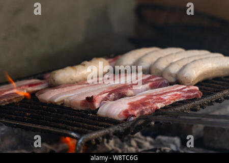 Verschiedene köstliche gegrillte Fleisch über die Kohlen im Grill Stockfoto