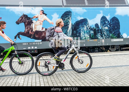 Deutschland Radfahrer fahren um die Festivalwerbung in Kurort Rathen Winnetou auf Pferden und Bastei Sandsteinklippen Deutschland Indianer Deutsches fest Stockfoto