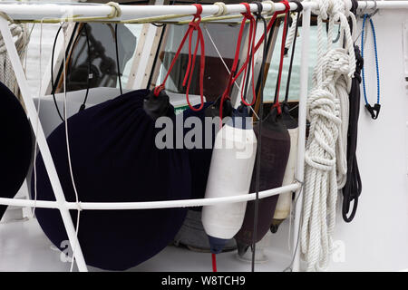 Anders verpackt Bojen auf dem Brett der Yacht Stockfoto