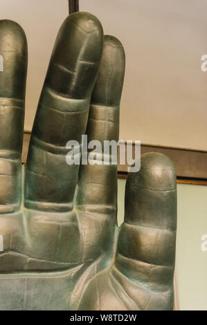 Reiche Details auf der bronze Hände Skulpturen der Großen Buddha Statue Daibutsu in Naras Todaiji Tempel, Japan, November 2018 Stockfoto