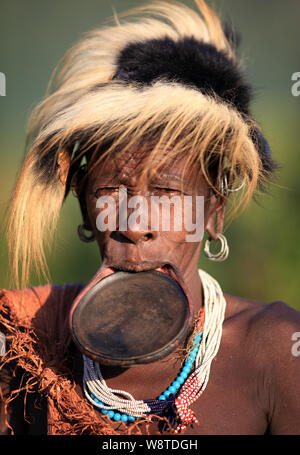 Suri Frau mit lipplate in Süd Omo, Äthiopien. Ein neuansiedlungsprogramm droht die Stämme in Äthiopien. Stockfoto