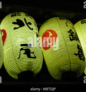 Traditionelle Papierlaternen während der Nacht beleuchtet die Bereitstellung einer abstrakten Muster der traditionellen japanischen Kunst, Kyoto Japan November 2018 Stockfoto