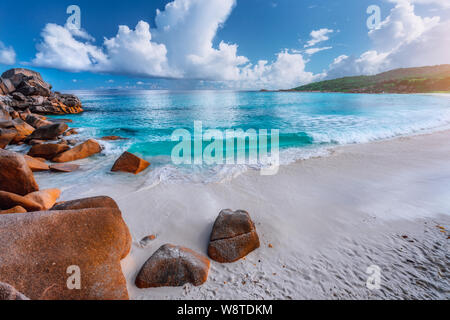 Beeindruckend Wolken über das kristallklare Meer und die wunderschönen tropischen Strand. Seychellen Grand Anse, La Digue, Seychellen Stockfoto