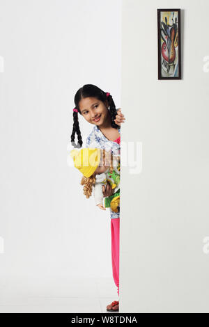 Mädchen spielen verstecken und suchen in einem Haus Stockfoto