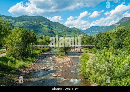 Idyllische Bergpanorama in Bozen aus Talvera Brücke, Trentino Alto Adige, Italien. Stockfoto