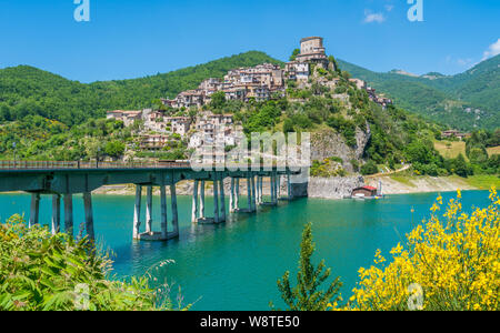 Panoramischer Anblick in Castel di Tora mit See Turano, schönen Dorf in der Provinz Rieti. Latium, Italien. Stockfoto