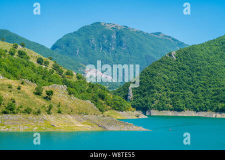 Panoramischer Anblick in Castel di Tora mit See Turano, schönen Dorf in der Provinz Rieti. Latium, Italien. Stockfoto