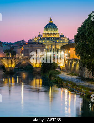 Rom Skyline in einem Sommer Abend, wie von Umberto gesehen Ich Brücke, mit St. Peter Basilika im Hintergrund. Stockfoto