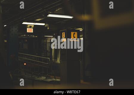 Dunkle Aufnahme einer Telefonzelle in einer U-Bahn-Station Stockfoto